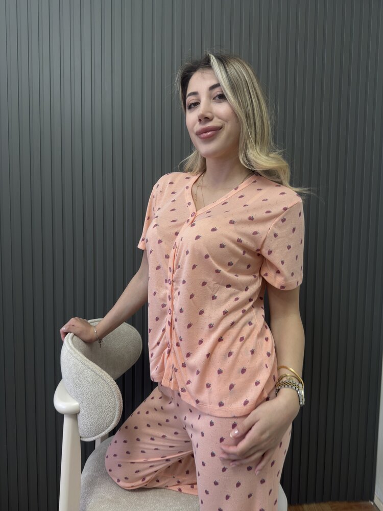 Pembe Zemin Çilek Desen Düğmeli Takım